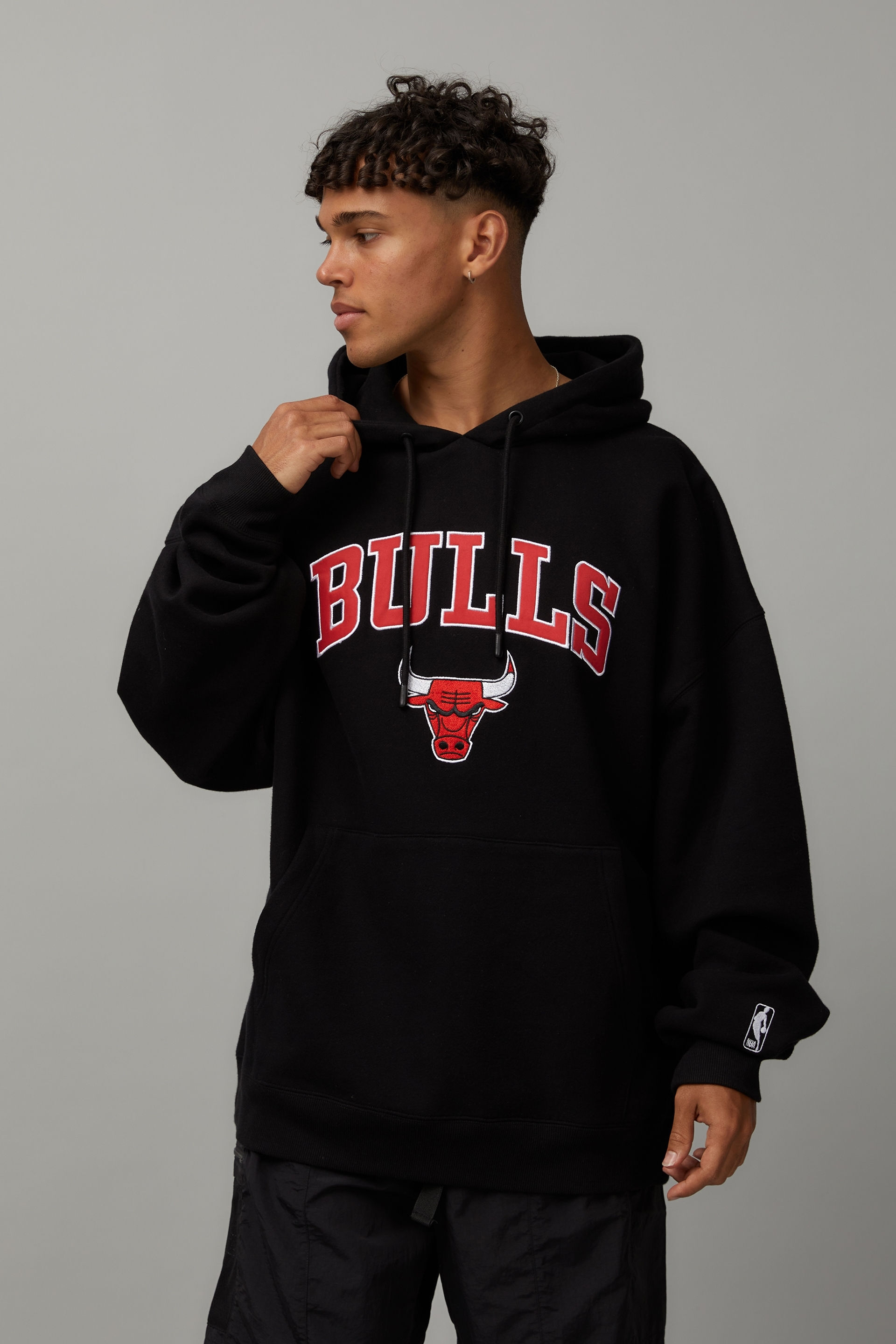 Black bulls hoodie deals
