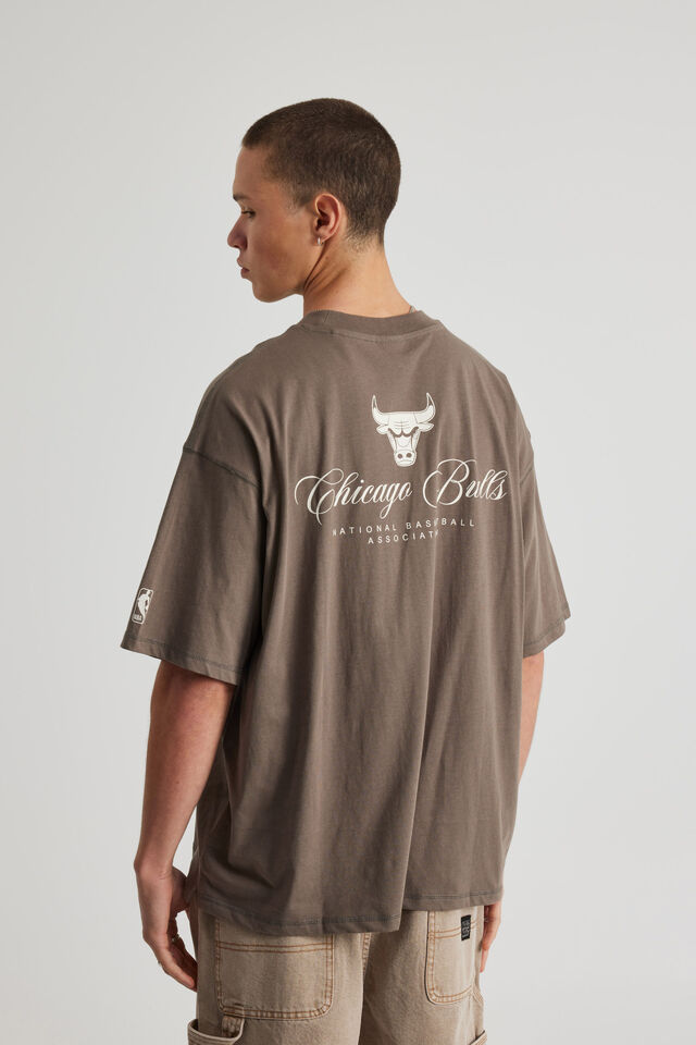 Box Fit Nba T Shirt, LCN NBA SMOKY BARK/BULLS NEW CURSIVE