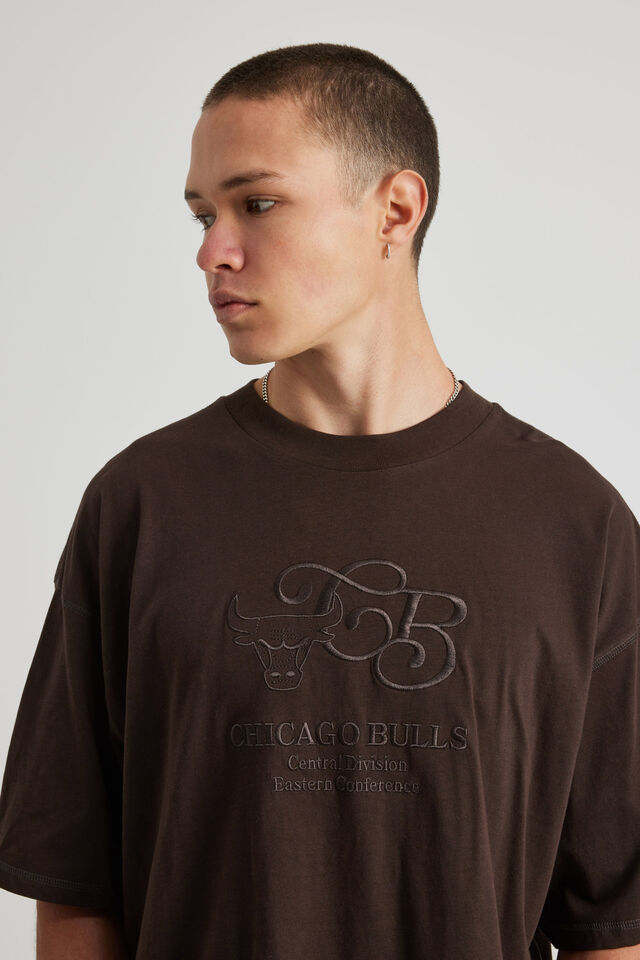 Box Fit Nba T Shirt, LCN NBA CHOC TORTE/BULLS NEW CURSIVE