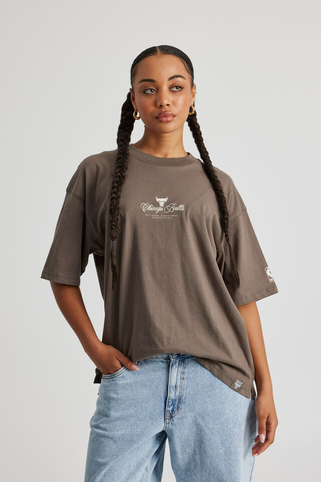 Box Fit Nba T Shirt, LCN NBA SMOKY BARK/BULLS NEW CURSIVE