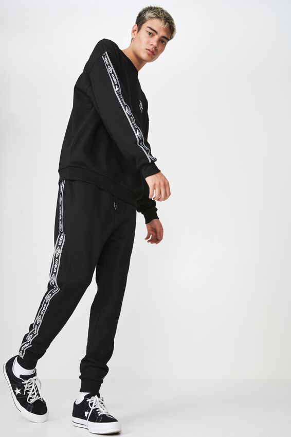 Umbro Lcn Fleece Tape Track Pant, BLACK