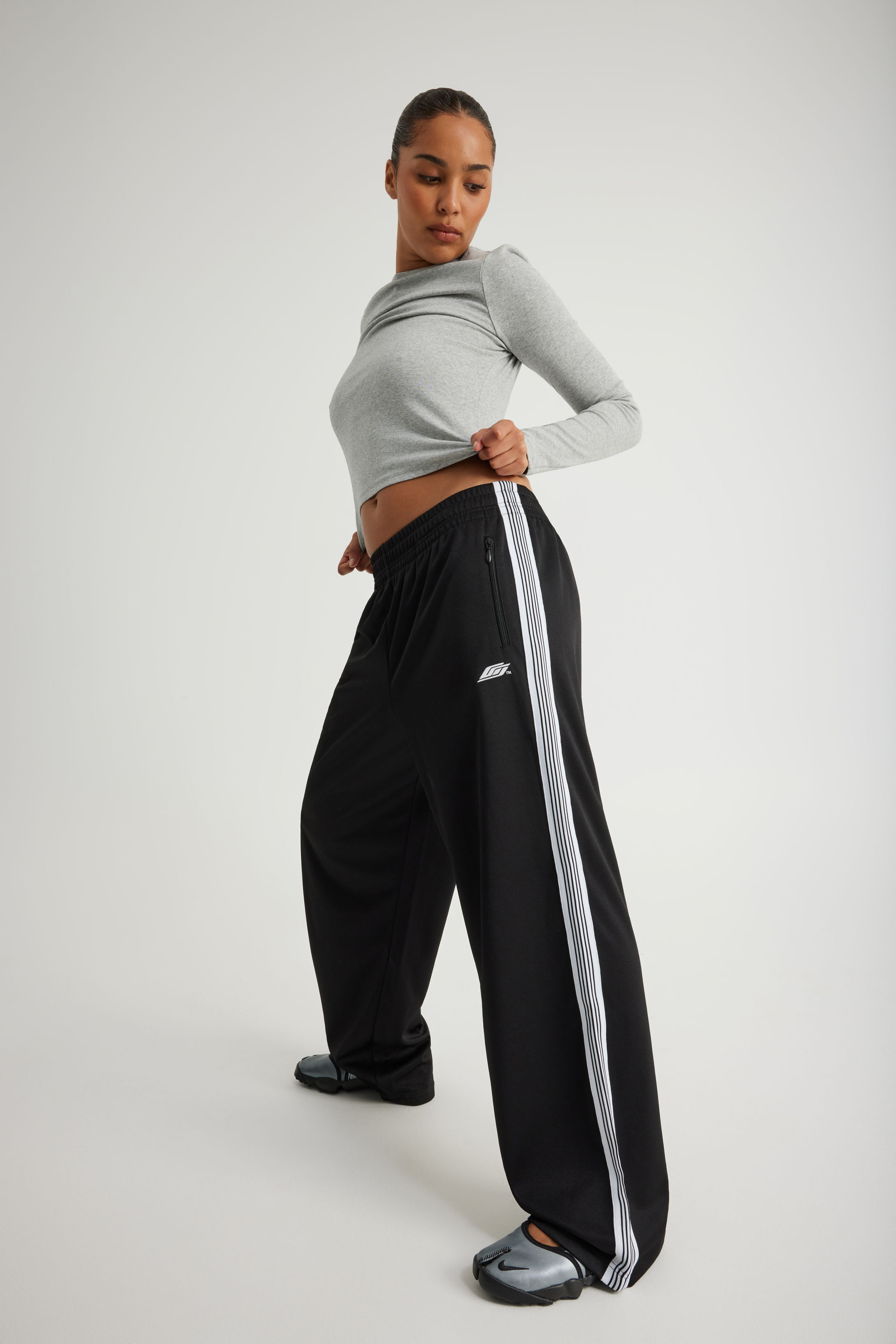 EVANGELISTA SIDELINE TRACK PANTS ブラック L Unisex Black Open Gallery Wide Leg Track Pant | Factorie Australia