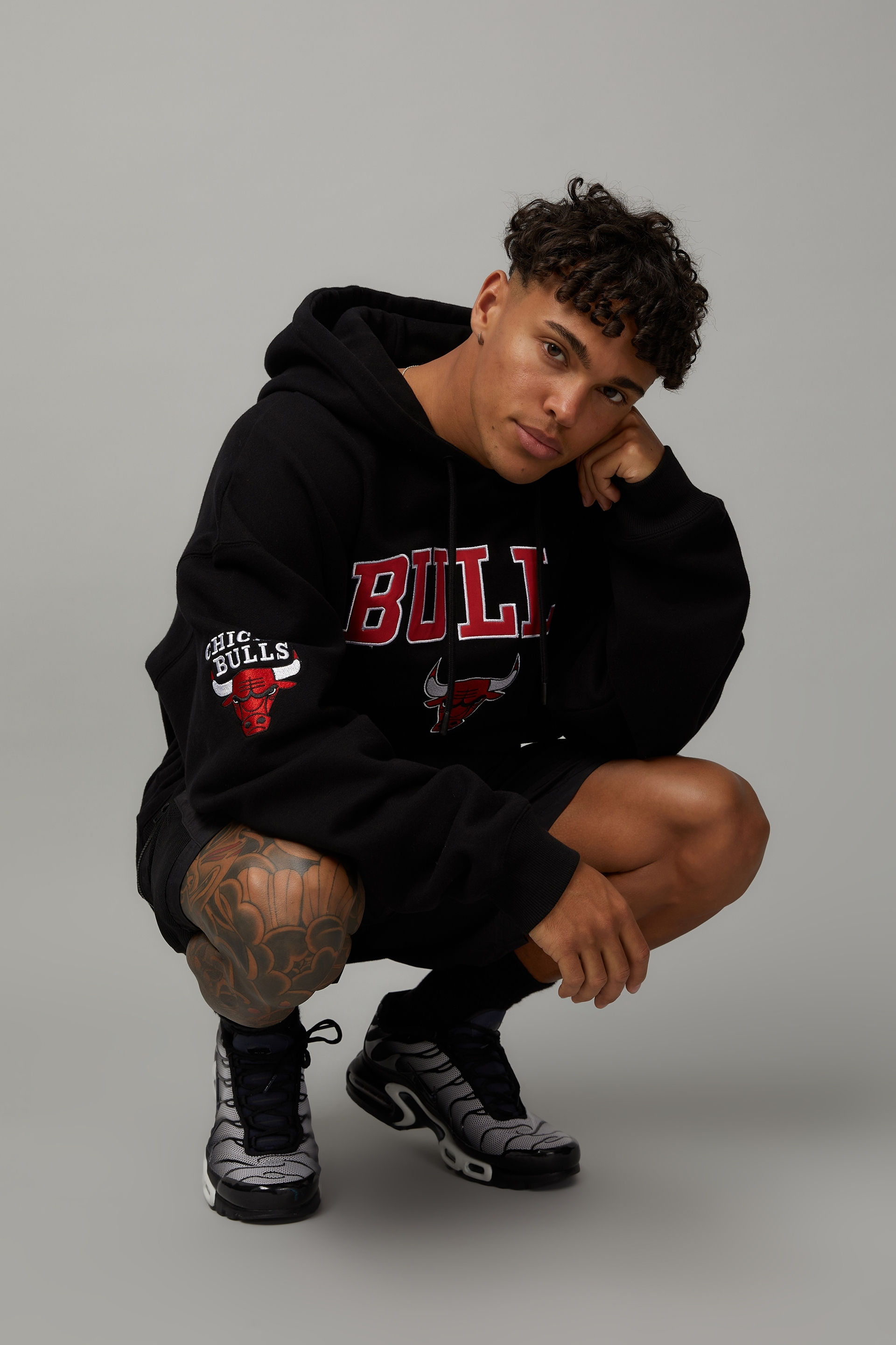 Black shop bulls hoodie